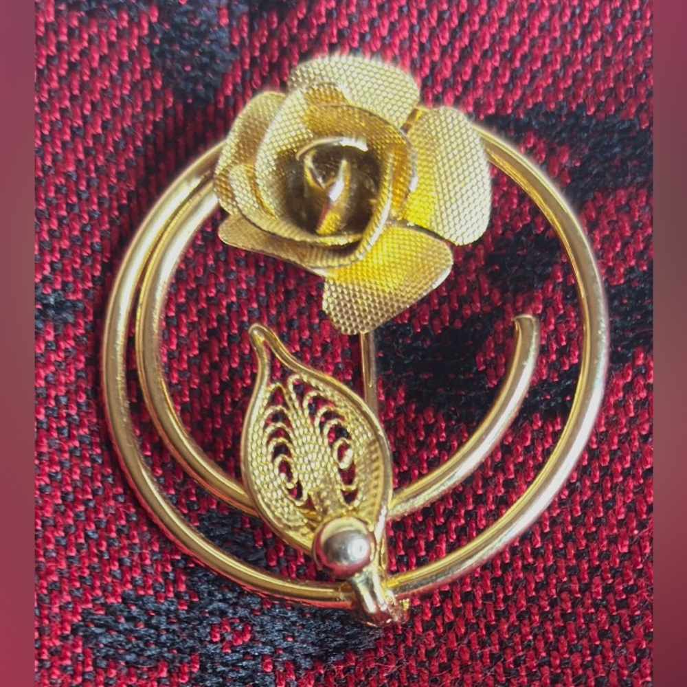 Sarah Coventry Gold Floral Brooch with Filigree